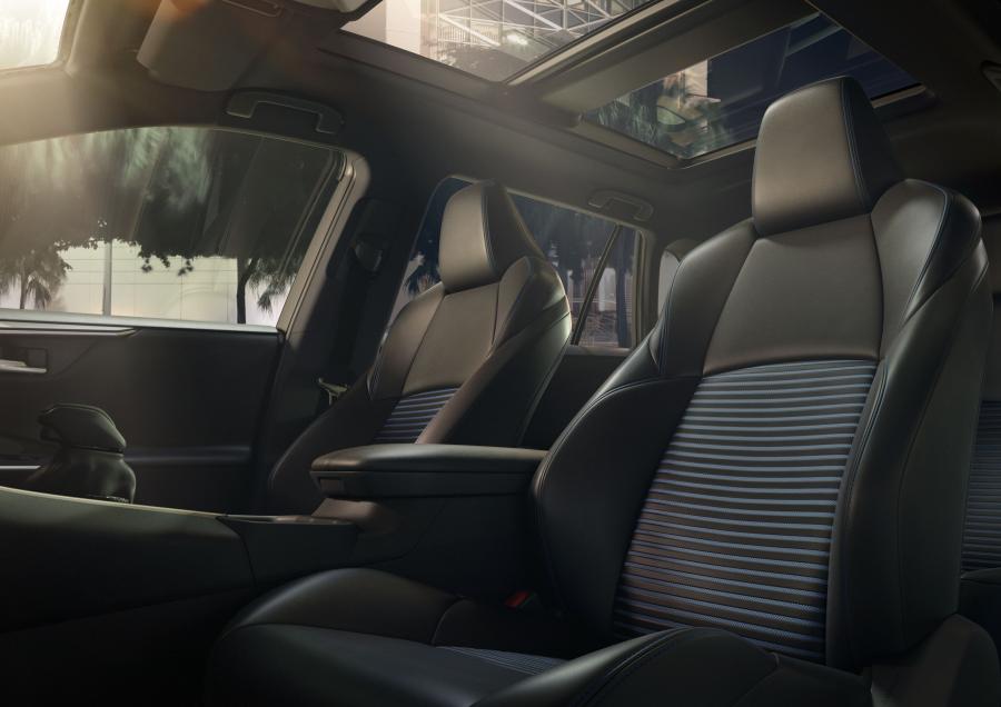 Интерьер Toyota RAV4 XSE Hybrid 2018 года  (NA) (фото 4 из 71)